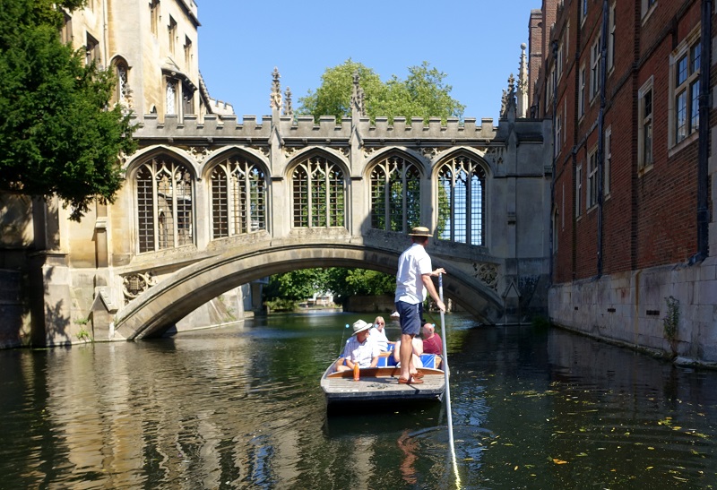 łódka z turystami płynąca po kanale w Cambridge