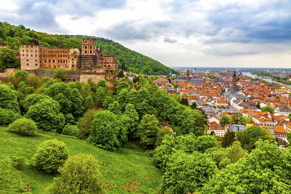Panorama zabytkowego miasteczka Heidelberg wiosną
