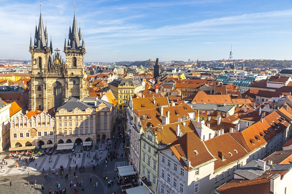 Widok na zabytkową zabudowę starego miasta w Pradze