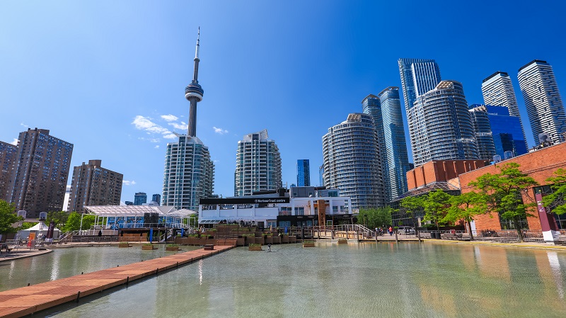 Widok na wieżowce w centrum Toronto